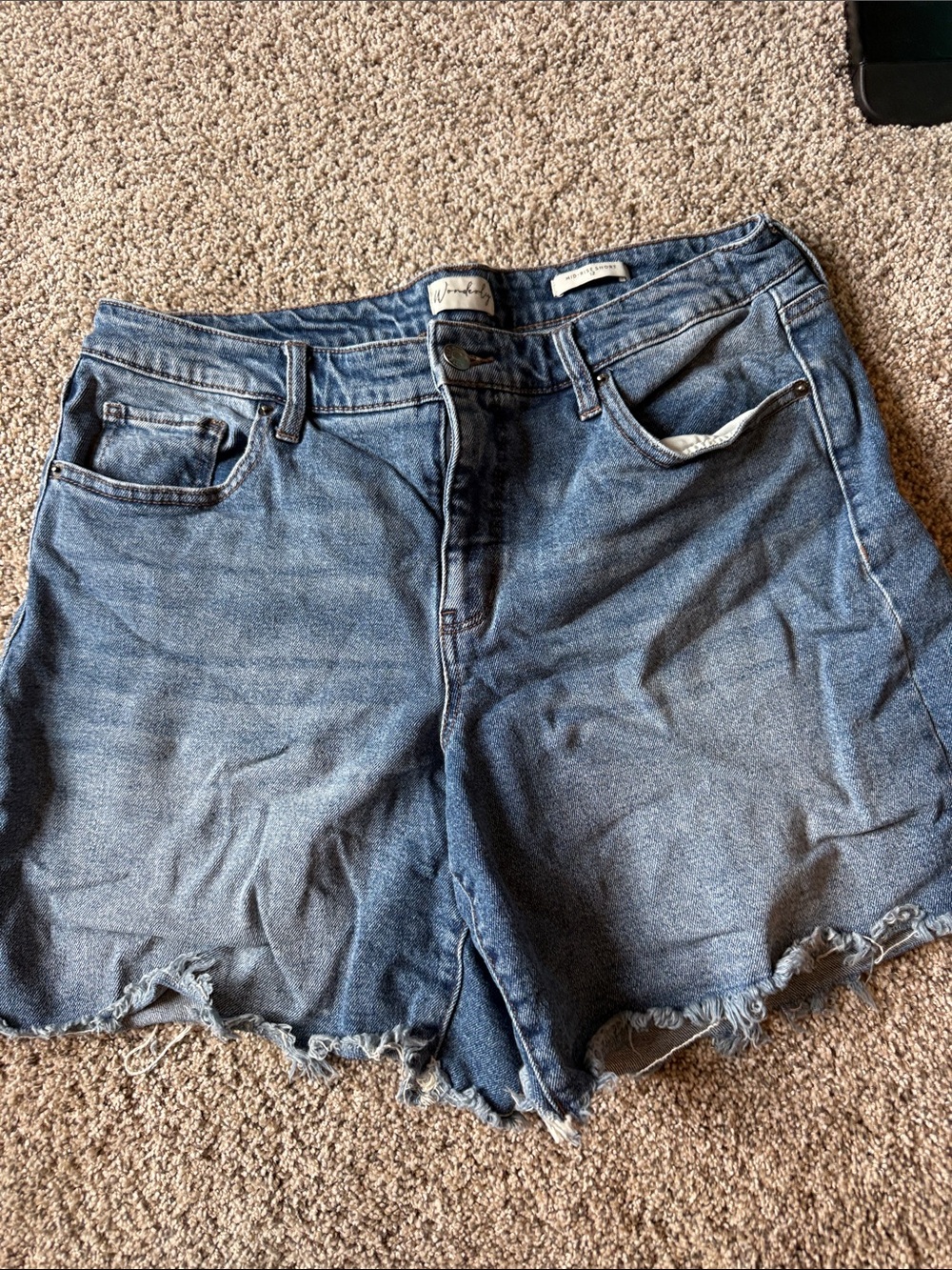 Women’s wonderly mid rise Jean shorts sz 12